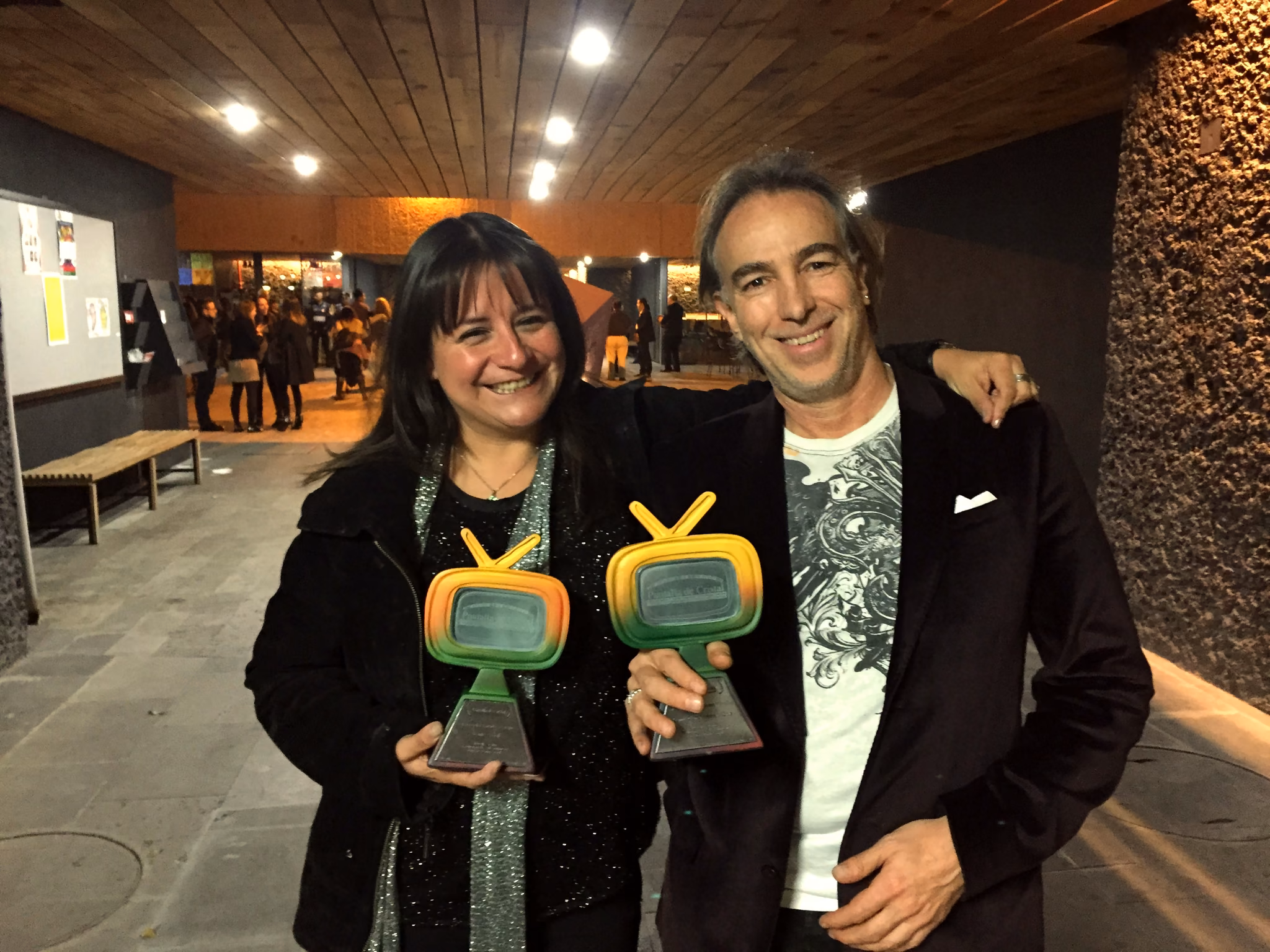Amelia Cruz y Benny Corral, contentos, con las dos estatuillas de la Pantalla de Cristal