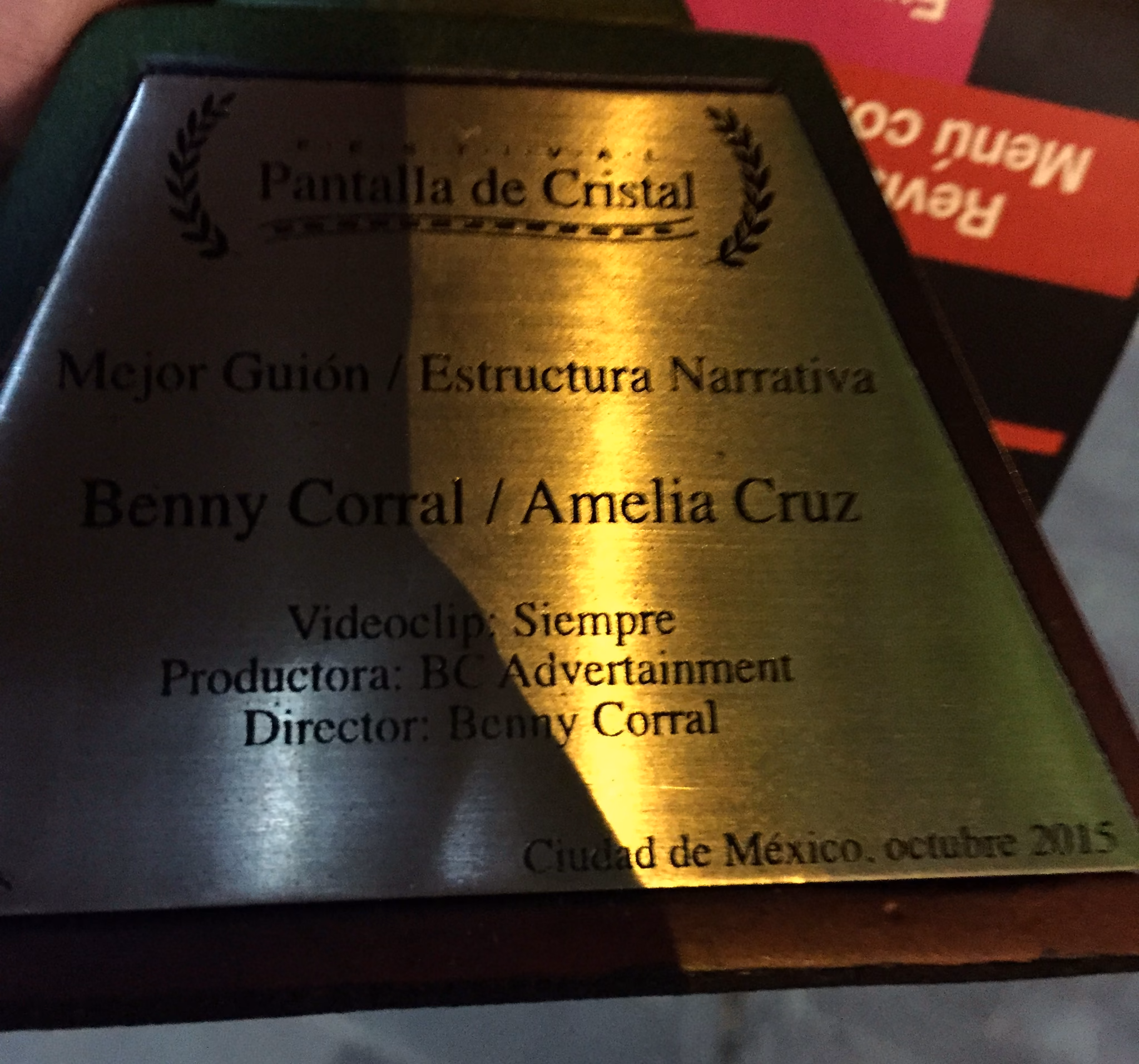 Placa de la estatuilla: Festival Pantalla de Cristal, Mejor Guión / Estructura Narrativa, Benny Corral / Amelia Cruz, videoclip Siempre, Ciudad de México, octubre 2015